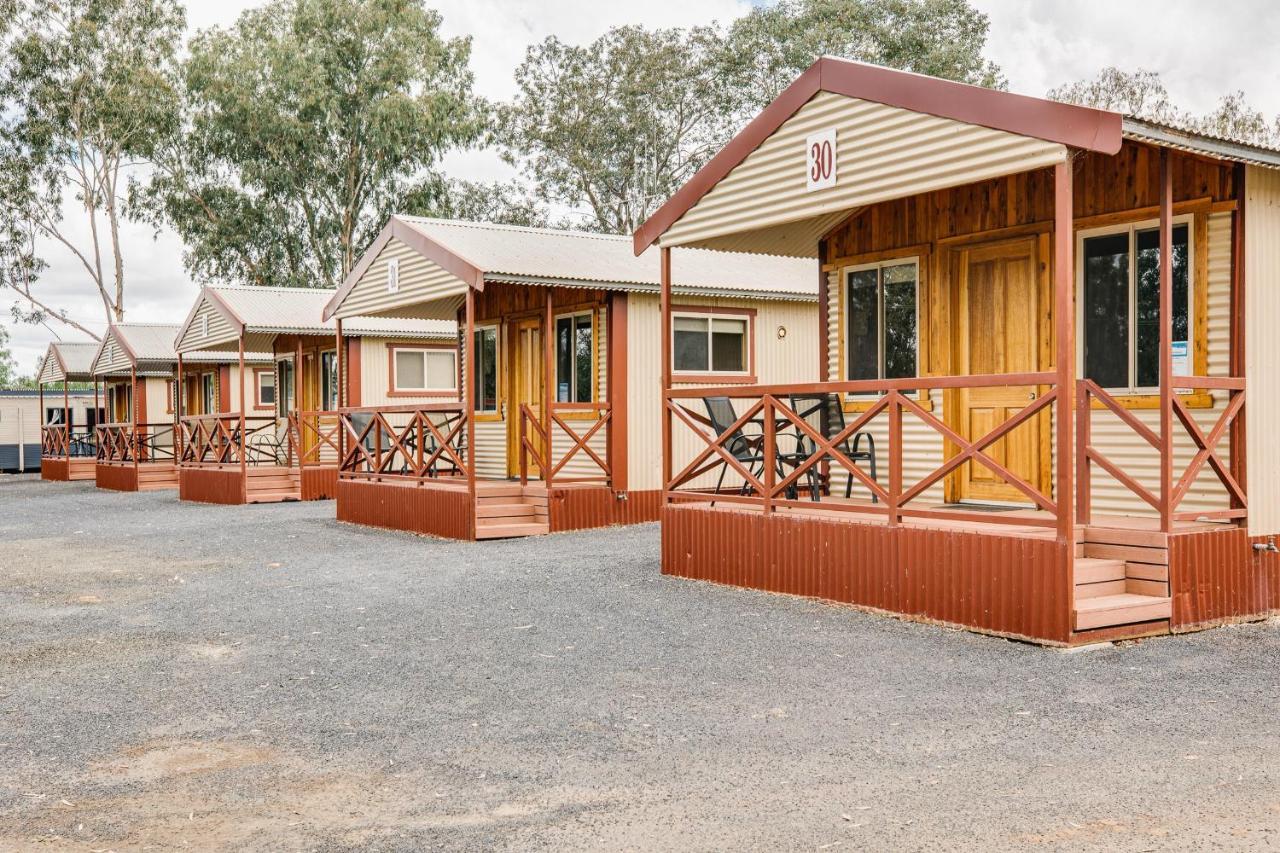 Nyngan Riverside Tourist Park Hotel Bagian luar foto