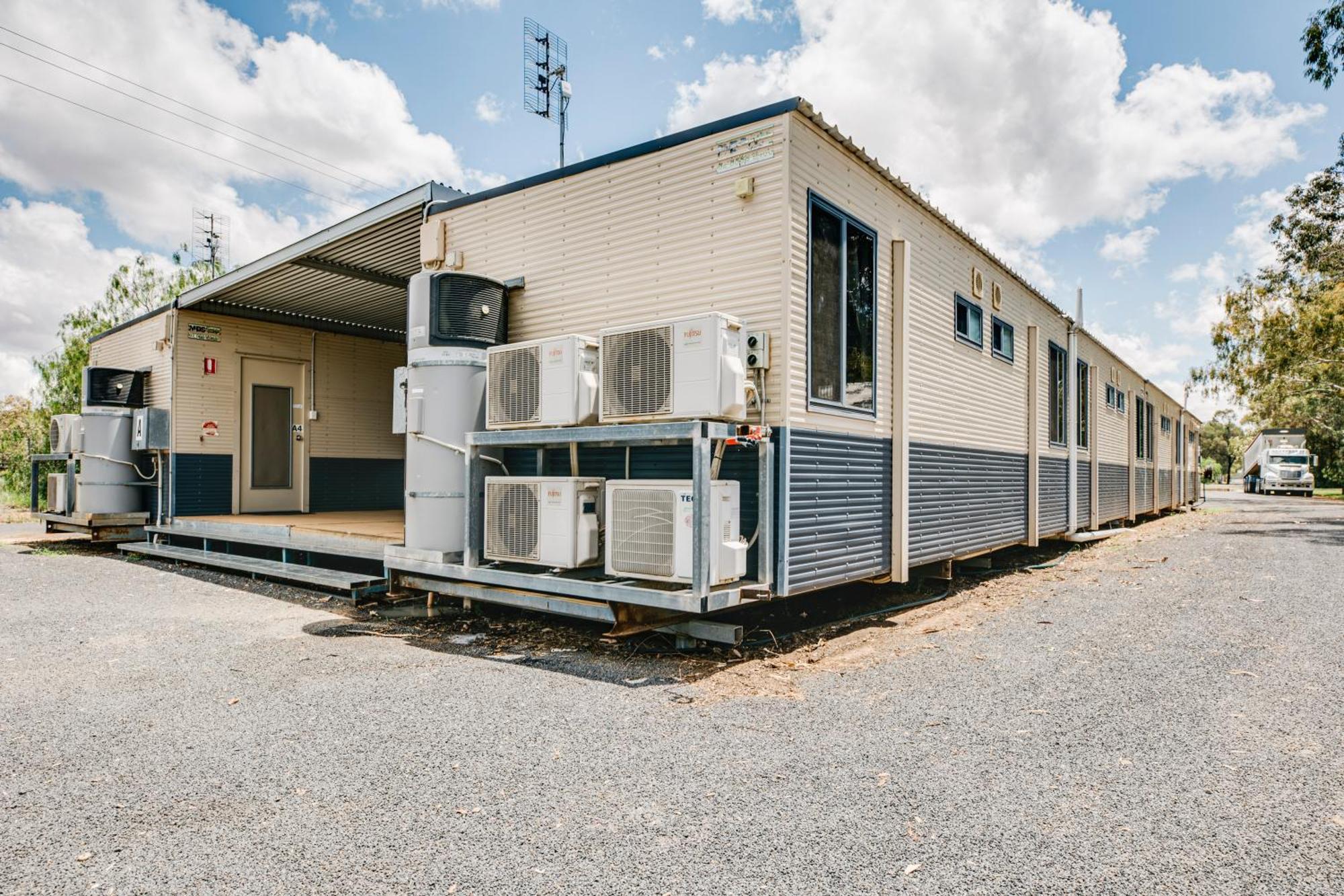 Nyngan Riverside Tourist Park Hotel Bagian luar foto